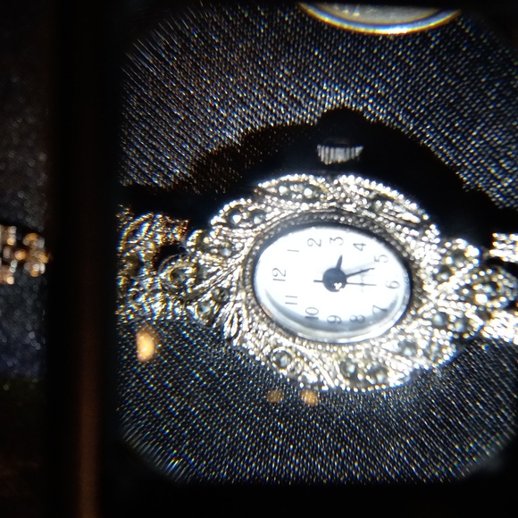 Really nice ladies watch. Quarts most. Crystal embedded through out. - Picture 2 of 6
